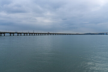 Obraz premium idyllic seascape with a long highway bridge