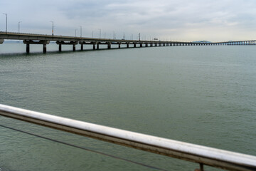 Obraz premium idyllic seascape with a long highway bridge and seaside railing