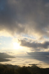 岡山県の秋の朝の蒜山高原と雲海