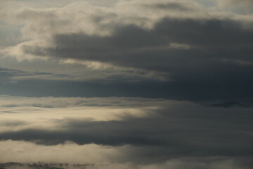Fototapeta premium 岡山県の秋の朝の蒜山高原と雲海