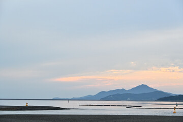 Obraz premium The view of the sea on a cloudy evening