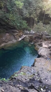 mulher nas &aacute;guas do po&ccedil;o azul, chapada das mesas, maranh&atilde;o 
