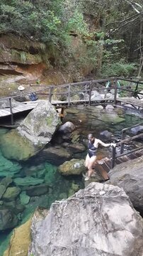 mulher nas &aacute;guas do po&ccedil;o azul, chapada das mesas, maranh&atilde;o 