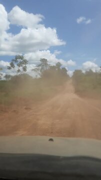 pov: carro em estrada sem pavimenta&ccedil;&atilde;o. registro na transamazonica