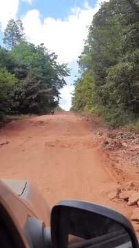 pov: carro em estrada de terra a caminho de oiapoque