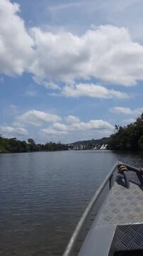 barco se aproximando de cachoeira de santo antonio em laranjal do jari, amap&aacute; 