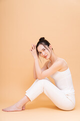 Naklejka premium 若い女性のボディケア