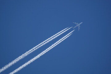 avion quadrimoteurs fum&eacute;es diagonale