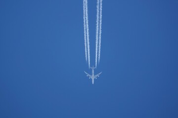 avion quadrimoteurs chemtrails vertical