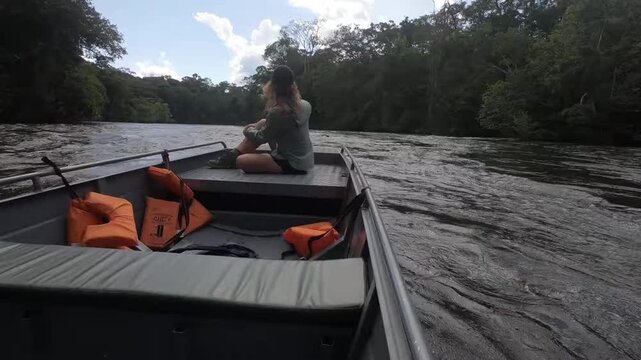pov: barco navegando em rio na amzonia 