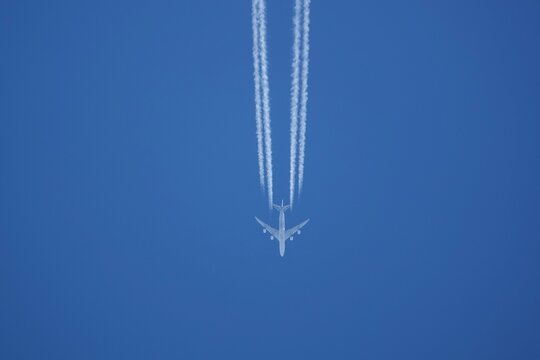 avion quadrimoteurs chemtrails vertical