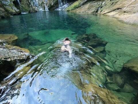 mulher nas &aacute;guas do po&ccedil;o azul, chapada das mesas, maranh&atilde;o 