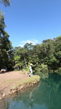mulher na lagoa azul em serra do navio, amap&aacute;