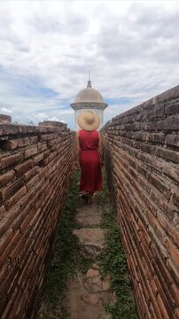 mulher de vestido vermelho na fortaleza de macap&aacute;, amap&aacute; 