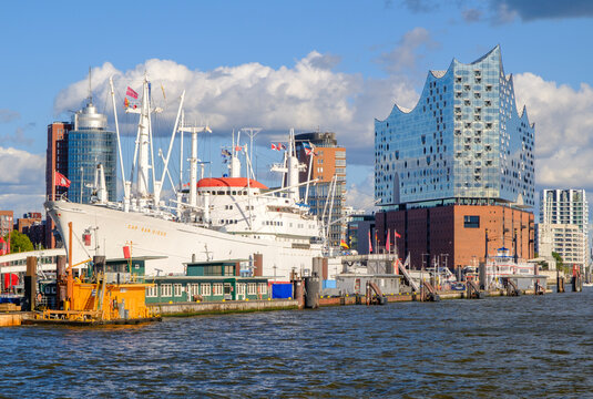 Das Museumsschiff Cap San Diego im Hamburger Hafen,im Hintergrund die Elbphilharmonie