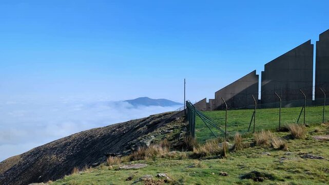 Esta&ccedil;&atilde;o de radar meteorol&oacute;gico e a deslumbrante paisagem  montanhosa basca, com o mar de neblina a envolver as montanhas em Artzamendi, Itxassou em Fran&ccedil;a