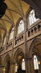 Belle perspective sur la nef et les vitraux de la cath&eacute;drale Saint-B&eacute;nigne de Dijon