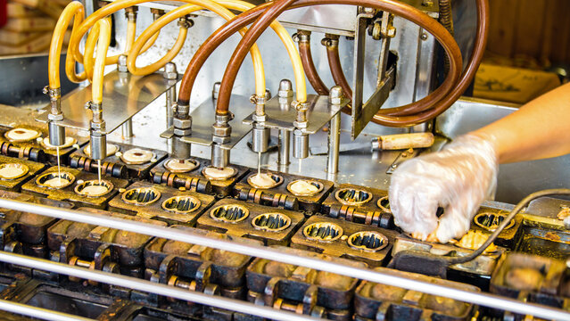 Keksmaschine in China, Industrie, Handarbeit, Handwerk, Industrialisierung, Fortschritt, Markt, M&auml;rkte, Gussform, Biskuit, Feinbackware, Backware, Fliessband, Automation