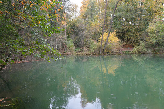 Blick auf die Rhumequelle - eine Karstquelle - im Landkreis G&ouml;ttingen bei Rhumspringe in Niedersachsen in Deutschland	