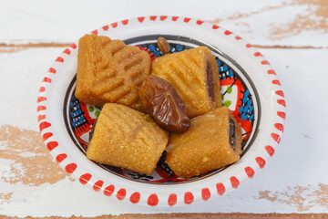 Pâtisseries marocaines – douceurs orientales traditionnelles présentées dans de la vaisselle artisanale marocaine