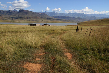 Obraz premium Beautiful view of plains, the Tugela River, and dams with the Drakensberg in the background. KwaZulu-Natal, known for its spectacular views.
