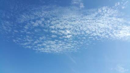 Naklejka premium Blue Sky with Altocumulus Clouds A Stunning View of the Atmosphere