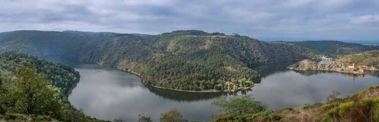 Lac et barrage de Grangent sur la Loire en France