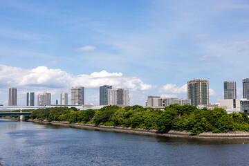 東京の運河沿いに広がる高層ビルが立ち並ぶ都市風景