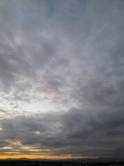 Obraz premium Dramatic Overcast Sky at Sunset with Orange Horizon