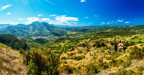 Vom Bergdorf Courbons bei Digne les Bains über das Tal des Bléone bis zum markanten Zwillingsgipfel des Cousson