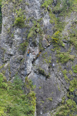 Blick auf den senkrechten Klettersteig mit zwei Bergsteigern, in der berühmten Kitzlochklamm in...