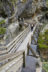 Blick auf die berühmte Kitzlochklamm in Österreich, mit abenteuerlichen Wegen und Treppen.