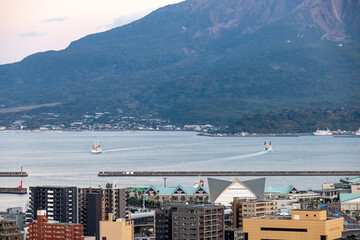 鹿児島市街地の奥に広がる穏やかな錦江湾の水面を行き来する船
