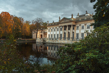 Jesienny widok na Pałac na Wyspie w parku łazienki Kr&oacute;lewskie w Warszawie, polska