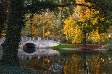 Złota jesień w parku &ndash; alejki, liście i spok&oacute;j natury