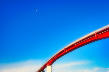 青い空に赤い橋