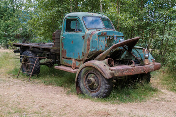 stary, zardzewiały samochód ciężarowy