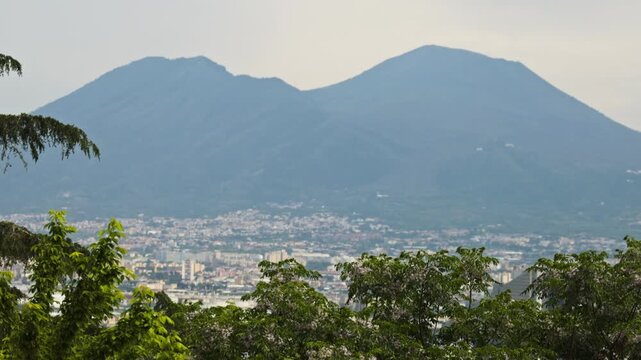 Widok na Neapol i wulkan Wezuwiusz z parku Capodimonte