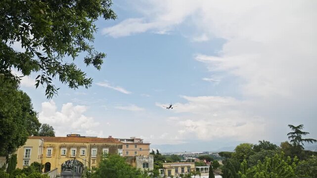 Nisko lecący samolot nad Neapolem we Włoszech