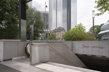 Die Taunusanlage im Bankenviertel in Frankfurt am Main. Eine stimmungsvolle Stadtaufnahme auf dem Herzen von Deutschland
