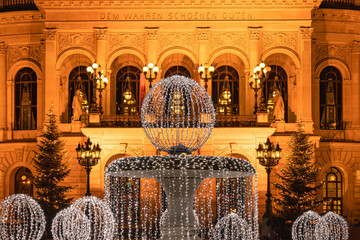 Die Alte Oper in Frankfurt am Main erstrahlt in festlicher Weihnachtsbeleuchtung. Das historische geb&auml;ude im Stadtzentrum ist mit glitzernden Lichtern und weihnachtlicher Dekoration geschm&uuml;ckt

