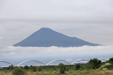 麓に垂れこめた雲と富士山