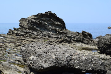 奇岩怪石の磯が続く 庄内海岸の岩場風景