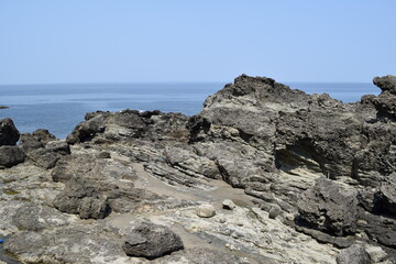 奇岩怪石の磯が続く 庄内海岸の岩場風景