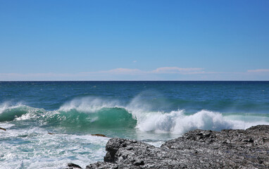 Fototapeta premium Crashing waves at Snapper Rocks, Coolangatta, QLD, Australia