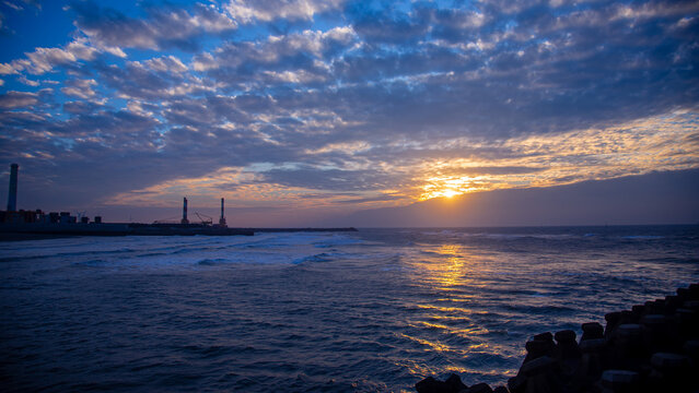 On the coast of Tongxiao, the sunset dyes the sea surface golden