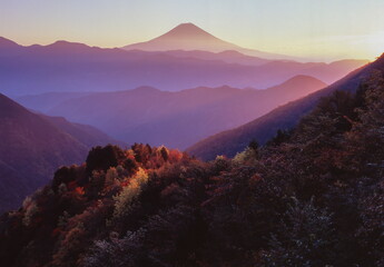富士山と日の出・紅葉　山梨県南巨摩郡身延町阿倍峠にて