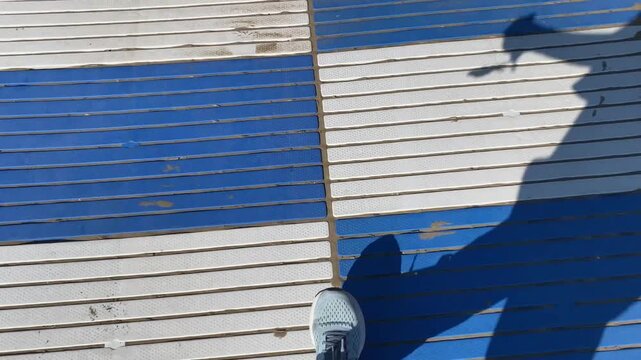 Passeggiare su corsia bianca e blu