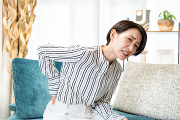 腰痛に悩む女性