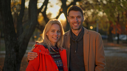 Fototapeta premium Smiling couple enjoying a sunny autumn day in a park